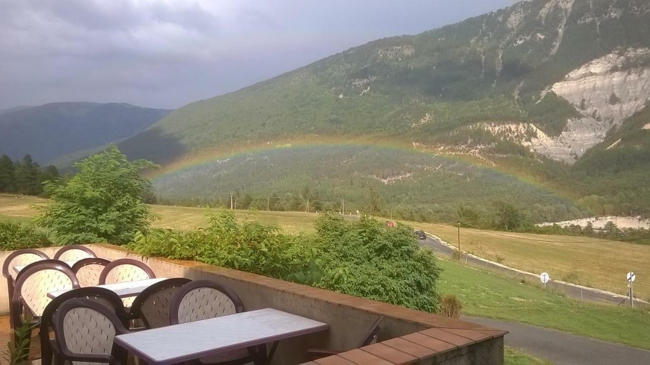 Mas Du Colombier Bed & Breakfast Saint-Andre-les-Alpes Bagian luar foto
